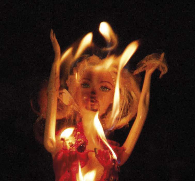 Kuva palavasta nukesta