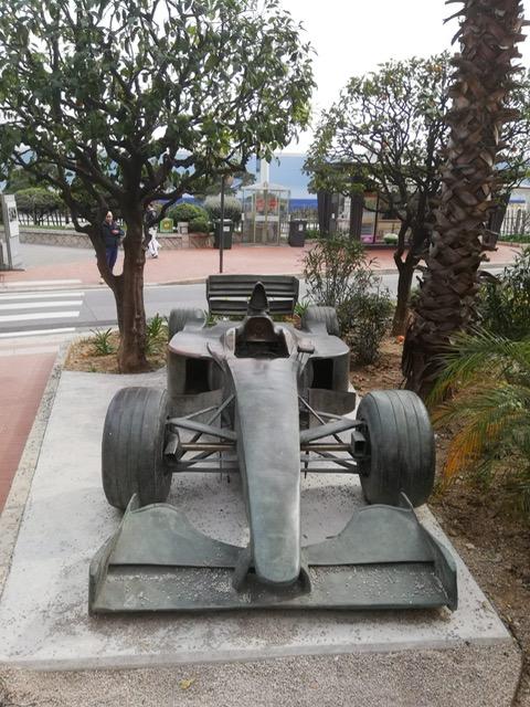 F1-autoa esittävä patsas Monacossa.